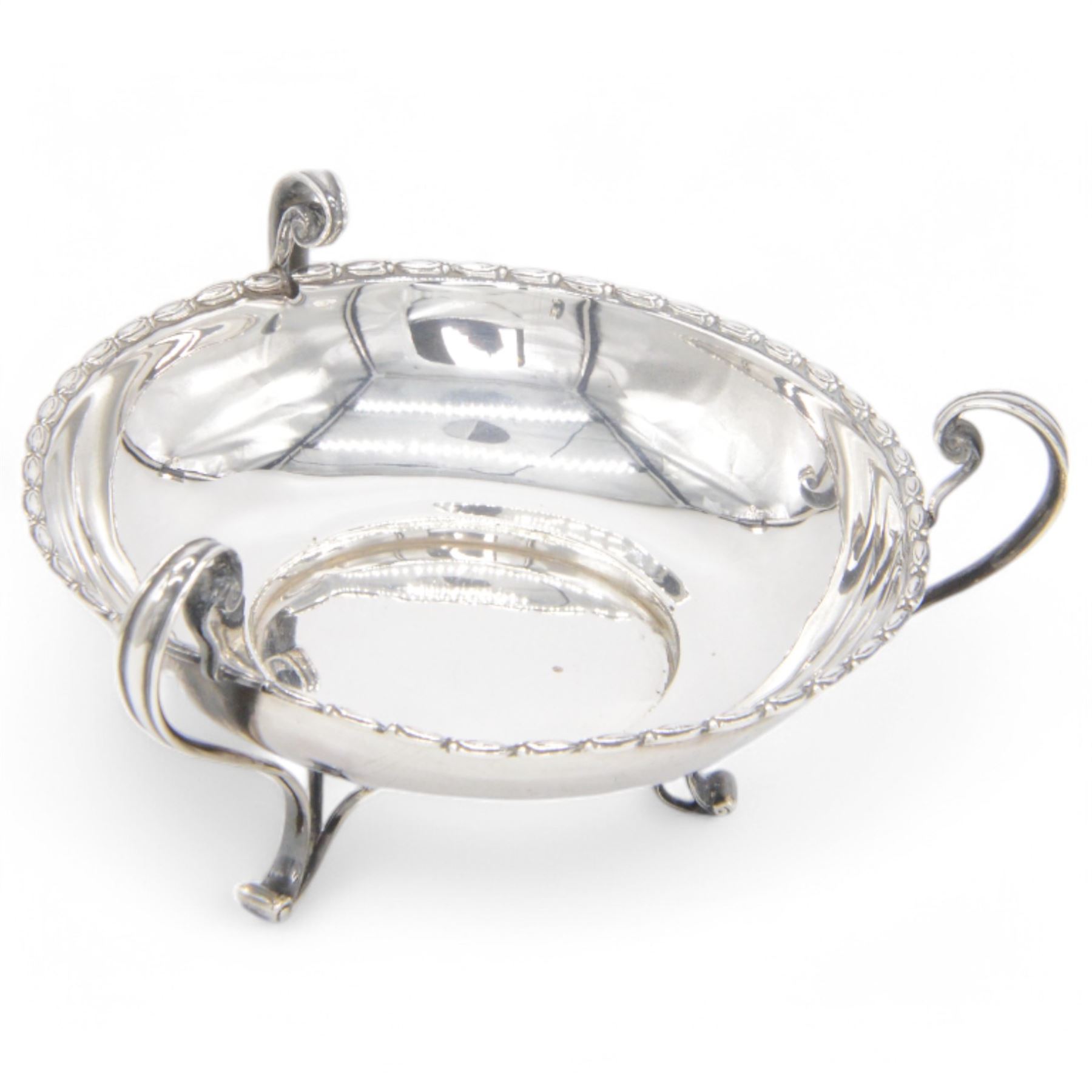 Art Nouveau silver footed bowl, of circular form with three naturalistically curved handles and upon three scroll feet, hallmarked Elikington & Co, Birmingham 1907, H8cm, D13.5cm