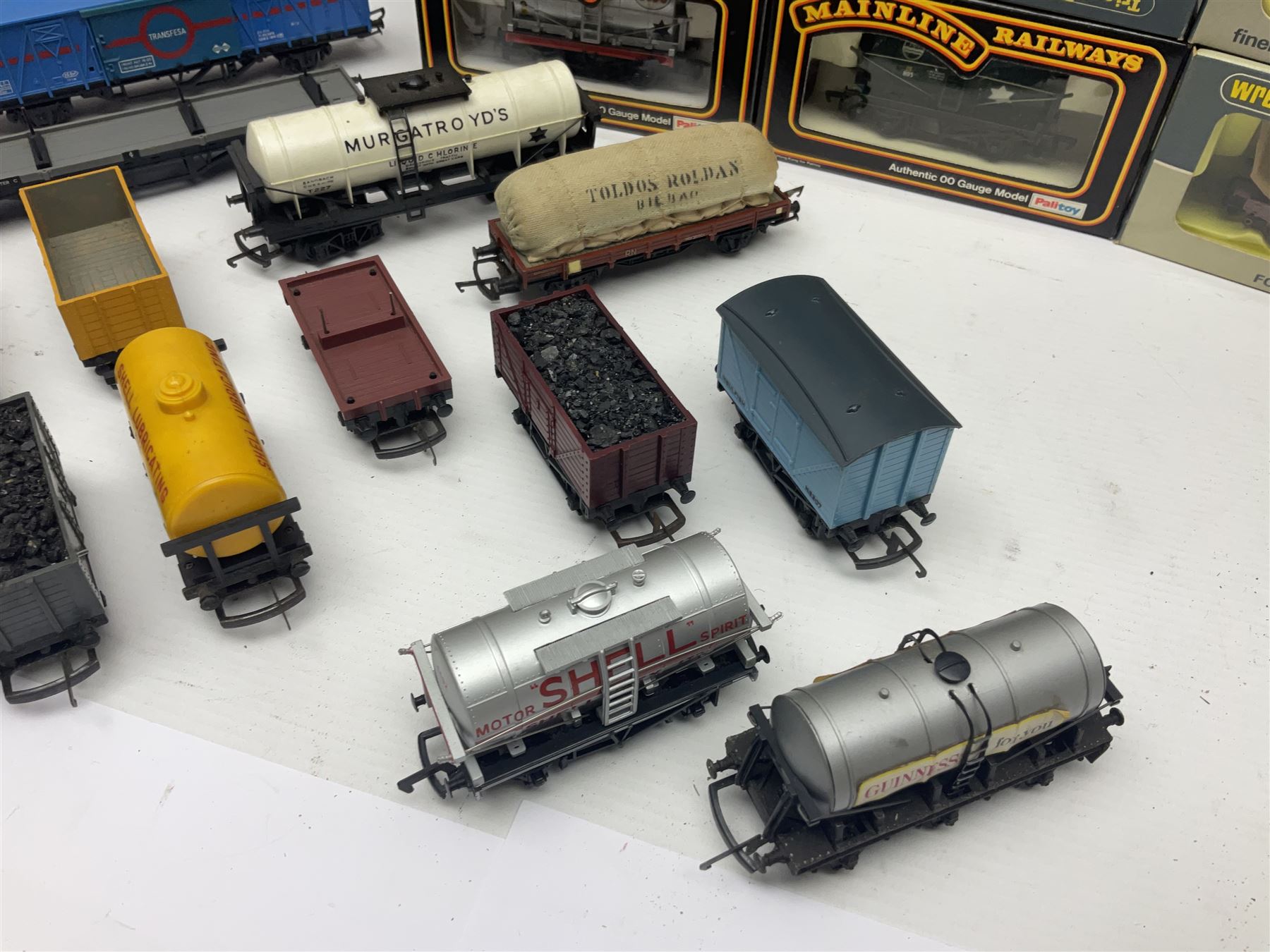 Various makers ‘00’ gauge - large quantity of rolling stock to include boxed Mainline, Graham Farish and Wrenn examples; loose examples to include Hornby, Tri-Ang, Joeuf etc 
