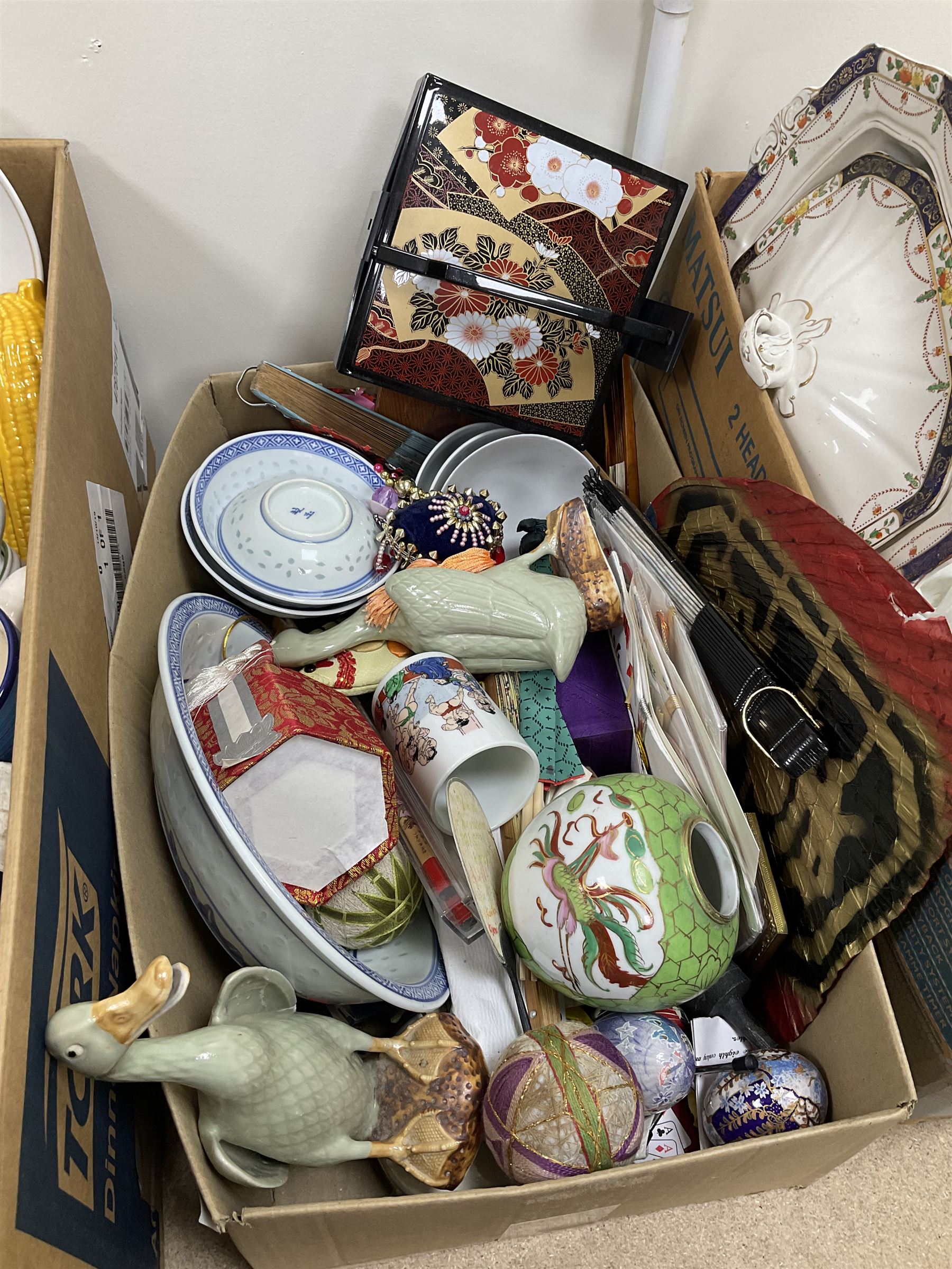 Quantity of Victorian and later ceramics to include Johnson Bros Indian Tree, Copeland Spode blue and white bowl with blue mark beneath, Masons ironstone, Wedgwood dinnerwares, fairing, studio pottery, oriental examples etc