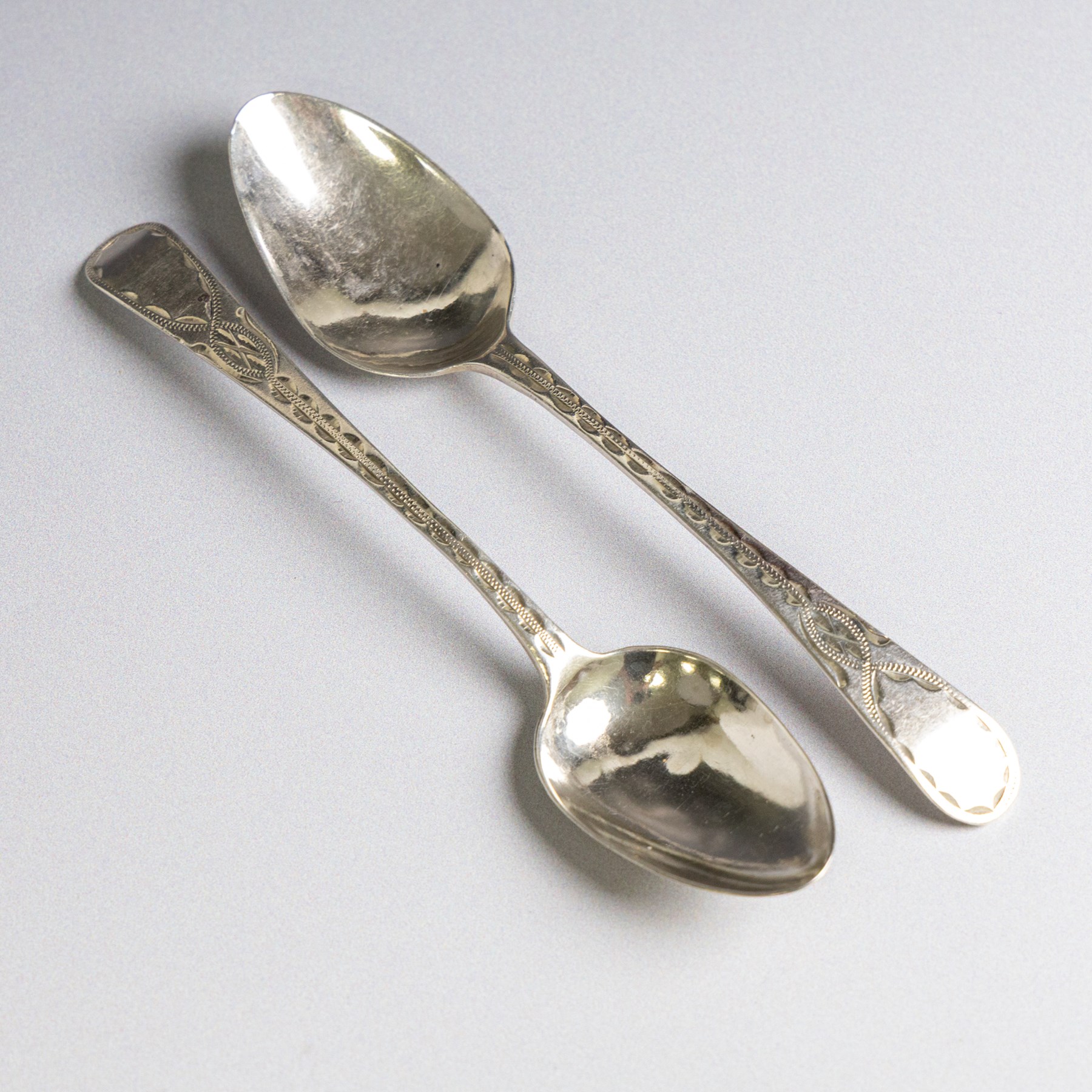 Twenty-one silver teaspoons, comprising set of six 1920s coffee spoons, set of three Kings pattern teaspoons, etc, all hallmarked