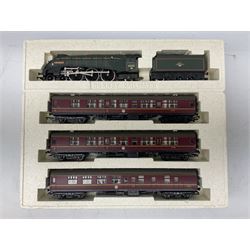 Hornby '00' gauge - Great British Trains Special Presentation Edition Set 'Heart Of Midlothian', No M3704, comprising Class A4 4-6-2 locomotive 'Guillemot' No 60020, BR green livery (R2032), three Mk1 coaches in maroon (R4019-21) No.1091/3000; boxed with certificate and other paperwork