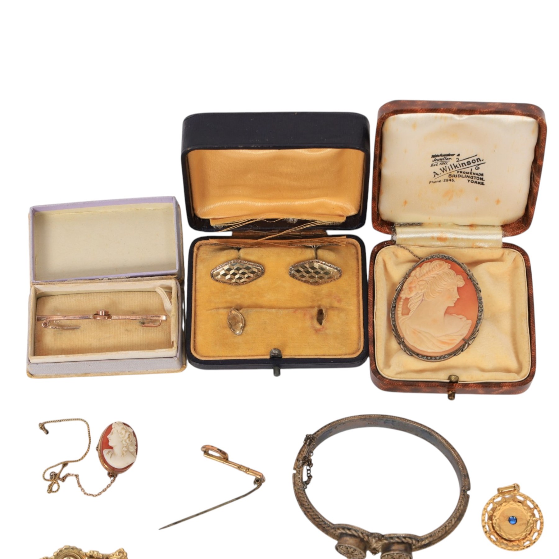15ct gold cameo brooch, 9ct gold jewellery including stone/paste set brooches, stick pin, hardstone pendant and single enamel rise earring, and a collection of silver and gold plated brooches and lockets