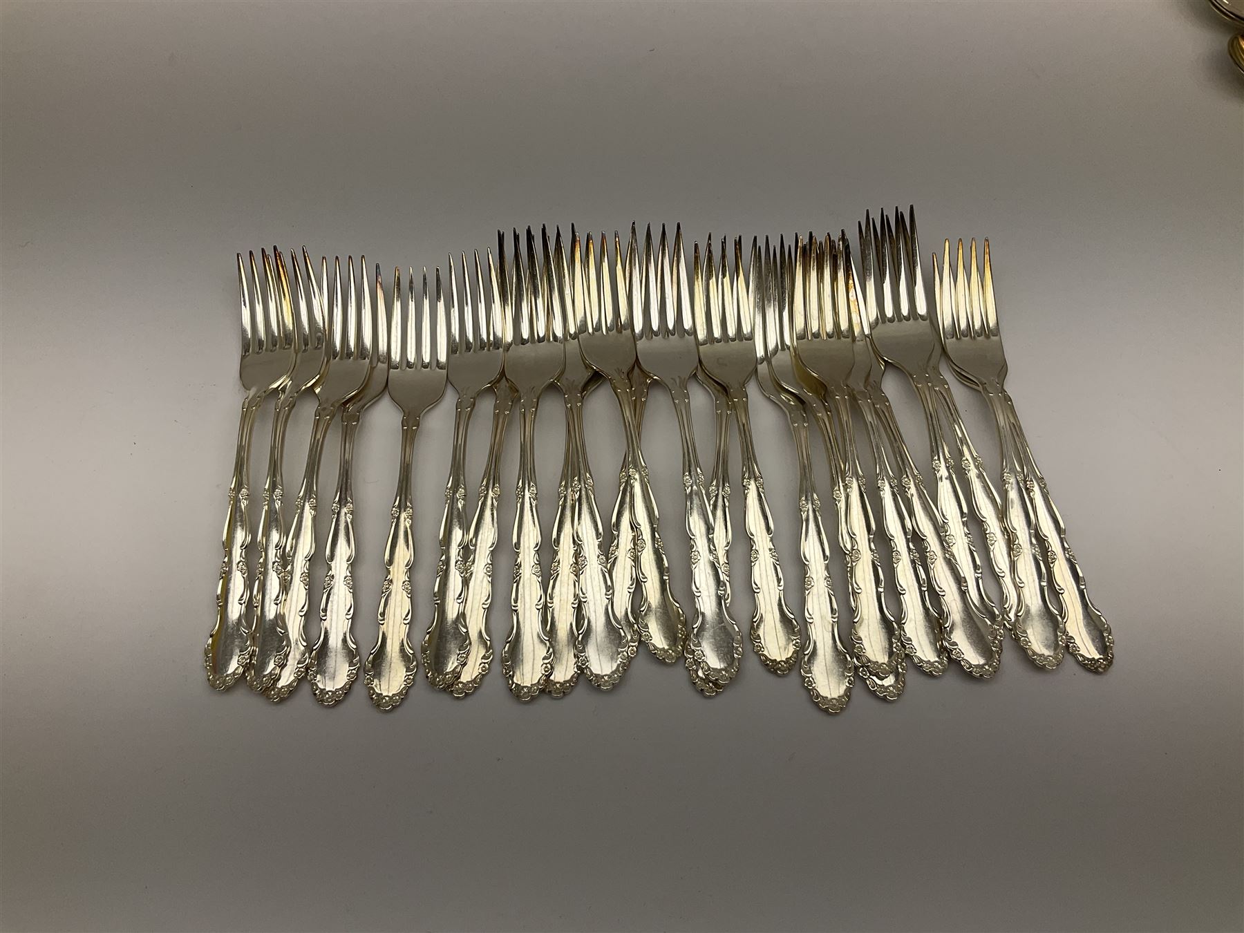 Oneida Community silver plated cutlery in the Mansion House pattern, comprising fithteen teaspoons, twelve soup spoons and six serving spoons together with matched cutlery, compromising fourteen forks, twentythree knives, twelve spoons, ten dessert spoons, one teaspoons,and a selection of other cutlery. 