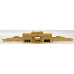 Hornby Dublo - wooden D1 Main Line Station and D1 Goods Depot, both in pale blue boxes; die-cast D1 Through Station in plain blue box; die-cast D1 Island Platform and D1 Signal Cabin, both in blue striped boxes (5)