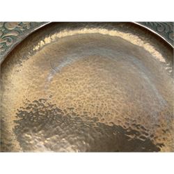 Arts and Crafts Keswick School of Industrial Arts copper charger, decorated with planished centre and repousse scrolling foliate tendrils to rim, D44cm