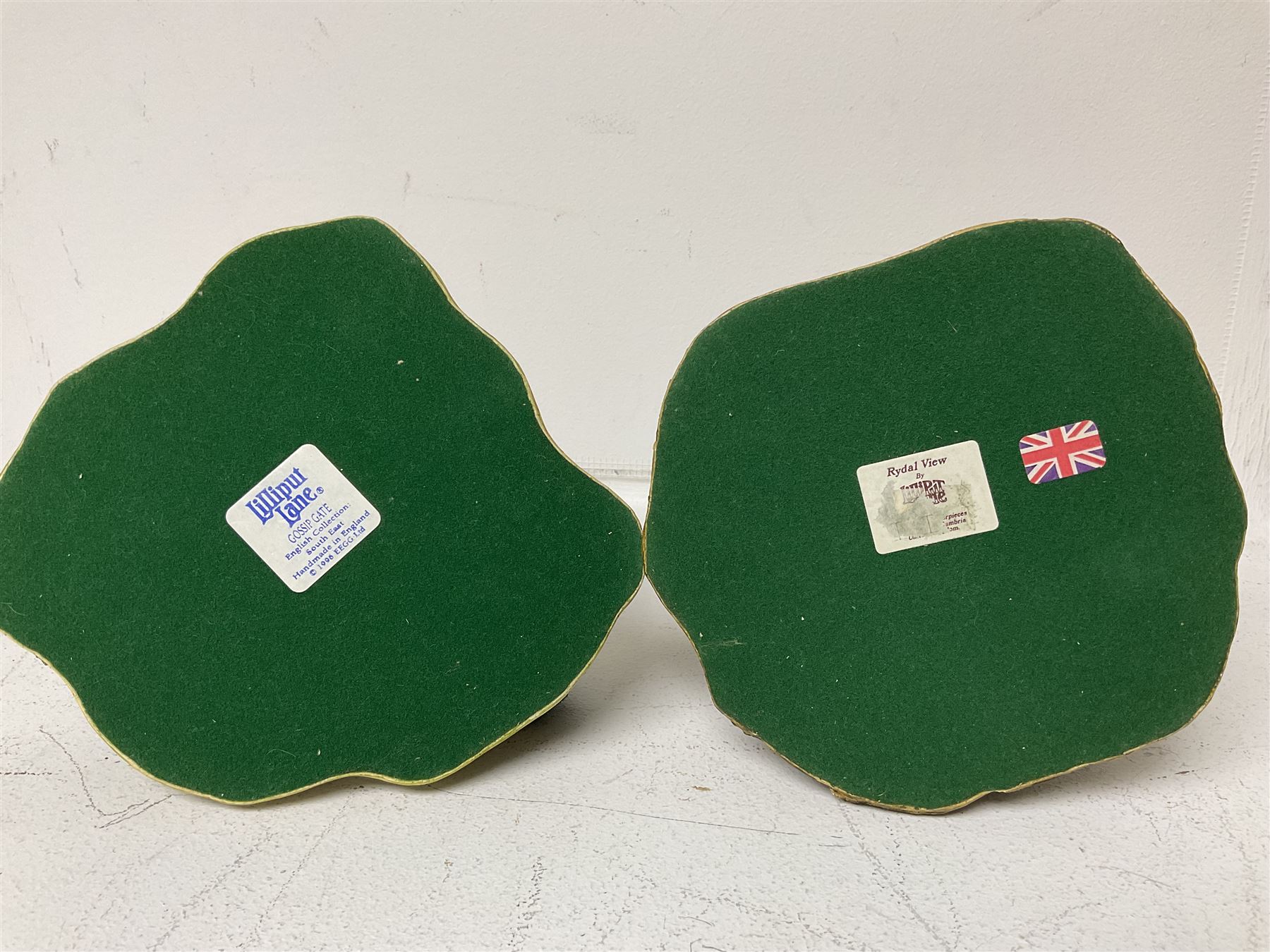 Nineteen Lilliput Lane models, including Dove Tails, Birdlip Bottom, Smallest Inn, Gossip Gate and Beehive Cottage, all with deeds and original boxes (19)