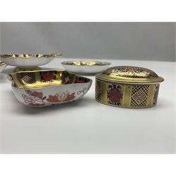 Collection of Royal Crown Derby Old Imari pattern no. 1128, comprising footed trinket dish, covered trinket box and three other trinket dishes 