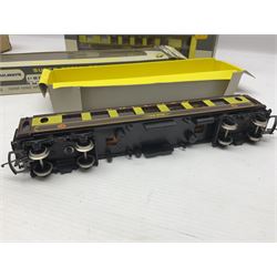Wrenn '00' gauge - three Pullman passenger coaches 'Vera', 'Audrey' and 'Car No.86'; all boxed; and two 'Brighton Belle' 1st Class coaches Nos.S280S and S284S; both unboxed (5)