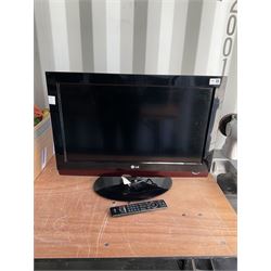 LG 26'' tv with built in DVD player - THIS LOT IS TO BE COLLECTED BY APPOINTMENT FROM DUGGLEBY STORAGE, GREAT HILL, EASTFIELD, SCARBOROUGH, YO11 3TX