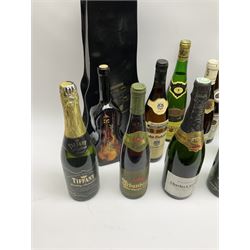 Mixed alcohol including Tiffany sparkling British wine 75cl, 8.5%vol, Les Brillesoleil de Julien Damoy Cotes Du Roussillon 70cl, Pieroth Blu 1991 Qualitatswein Nahe 750ml, 9.5%vol etc, various contents and proofs, 21 bottles