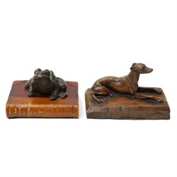 Two commemorative bronze medallions, each depicting horses, the first with 'Salon du Cheval Paris 1975 - Juge' plaque, the other from the Asociación Española de Criadores de Caballos Árabes, together with further decorative composite animals, including a cat after  Emmanuel Frémiet, and others (7)