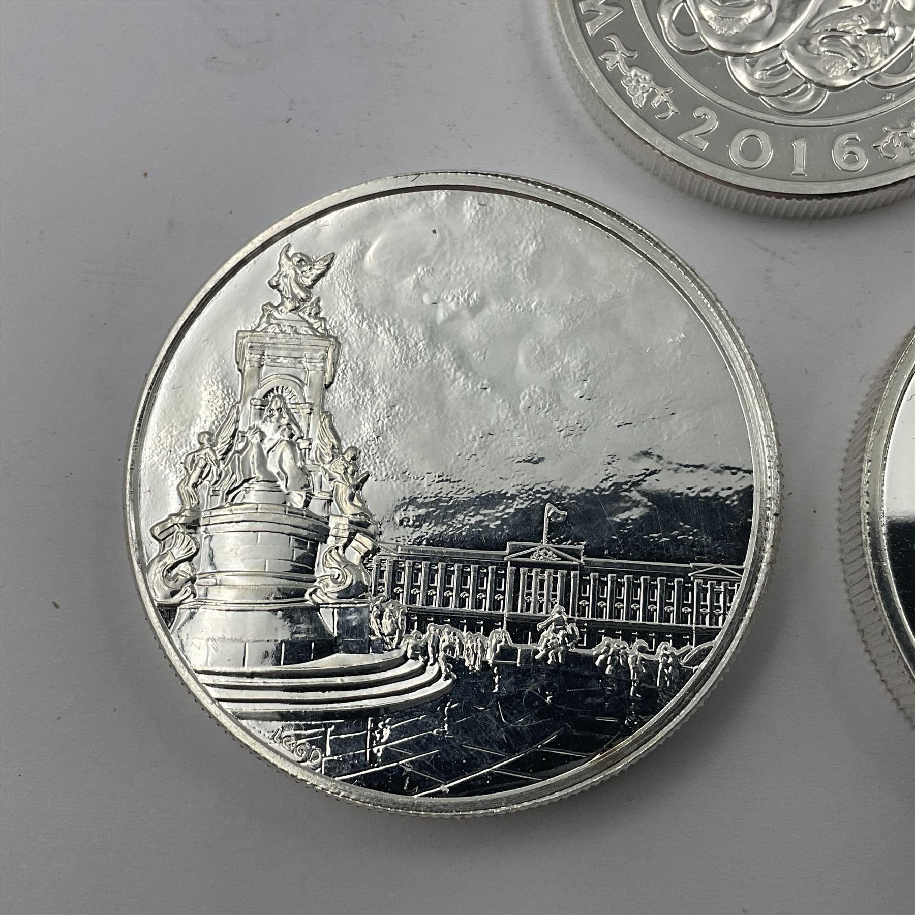 Five The Royal Mint United Kingdom fine silver coins comprising 2015 ‘Buckingham Palace’, 2016 ‘Big Ben’ and 2016 ‘Trafalgar Square’ one hundred pound coins, with 2015 ‘Britannia’ and 2016 ‘The Shakespeare Histories’ fifty pound coins