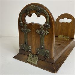 Victorian Betjemann oak book slide, of typical form, the curved hinged and sliding supports with mounted brass Gothic strapwork, stamped Betjemann's Patent 18026, H16.5cm W34cm D15cm
