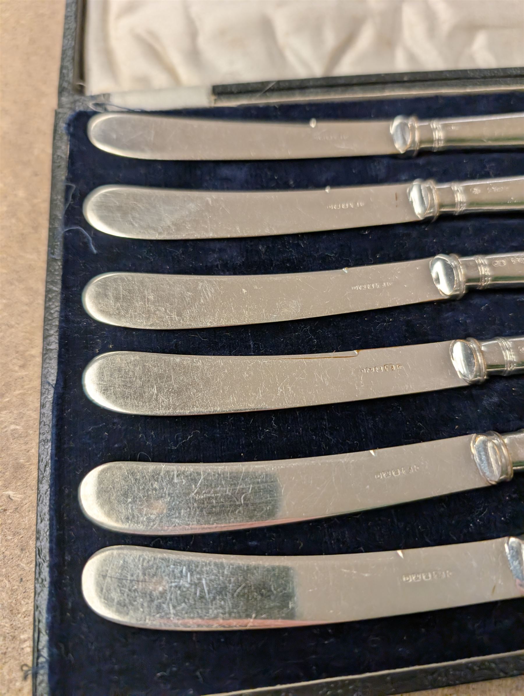 Set of six silver handled knives, in fitted case