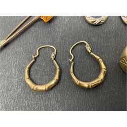 9ct gold jewellery, comprising two pairs of hoop earrings, a stone set bar brooch, stone set ring and a signet ring, all stamped or hallmarked
