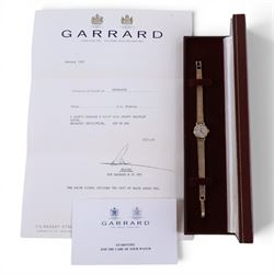 Garrard ladies 9ct gold quartz presentation wristwatch, on integral 9ct gold bracelet, hallmarked
