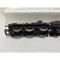 Mainline Railways ‘00’ gauge - five model steam locomotive and tenders comprising ref.37058 0-6-0 2251 Class Collett no.3205 in GWR green; ref.37062 4-6-0 Jubilee Class 6P no.45691 in BR green; ref.37079 4-6-0 Manor Class no.7812 in BR black; ref.54157 2301 Class (Deans Goods) 0-6-0 no.2538 in BR black; ref.937515 Class 2P 4-4-0 no.40568 in BR black; all in original boxes (5) 