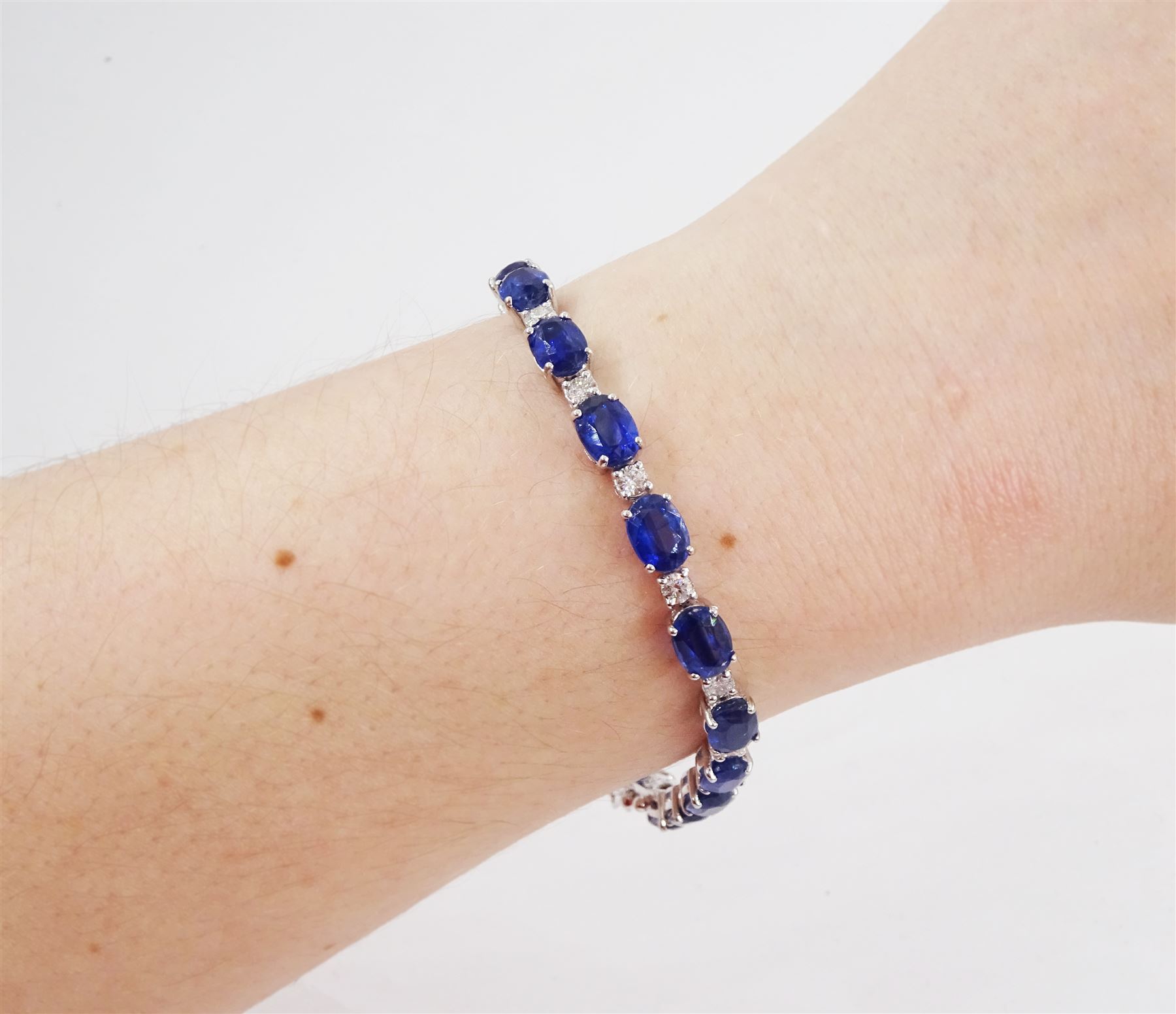 18ct white gold oval cut kyanite and round brilliant cut diamond bracelet, stamped, total kyanite weight 19.25 carat, total diamond weight 1.50 carat, with Wold Gemological Institute report