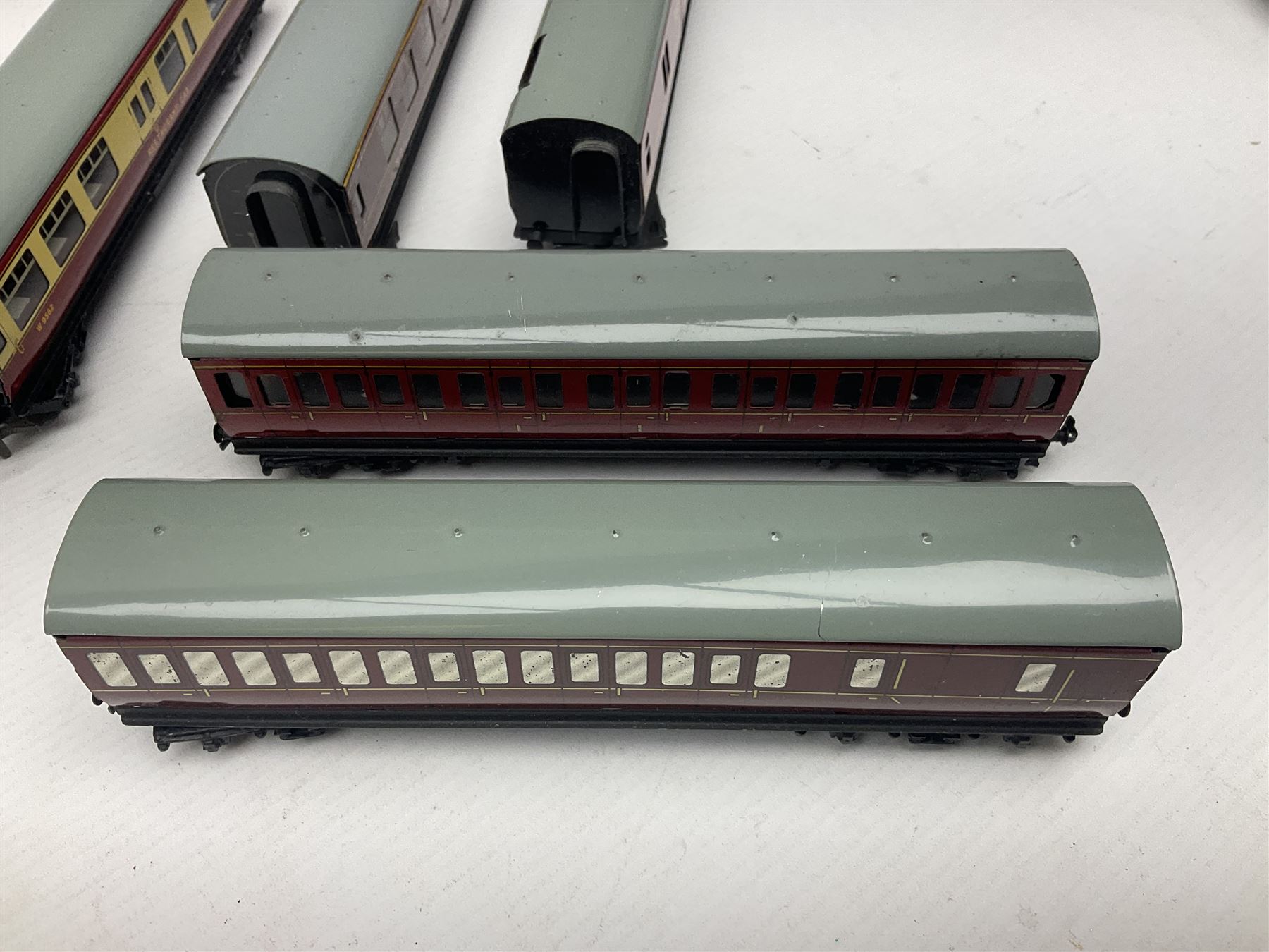 Hornby Dublo - fourteen passenger coaches including Southern Suburban Stock, Gresley Stock, Stanier Stock etc; and TPO Mail Van; all unboxed (15)