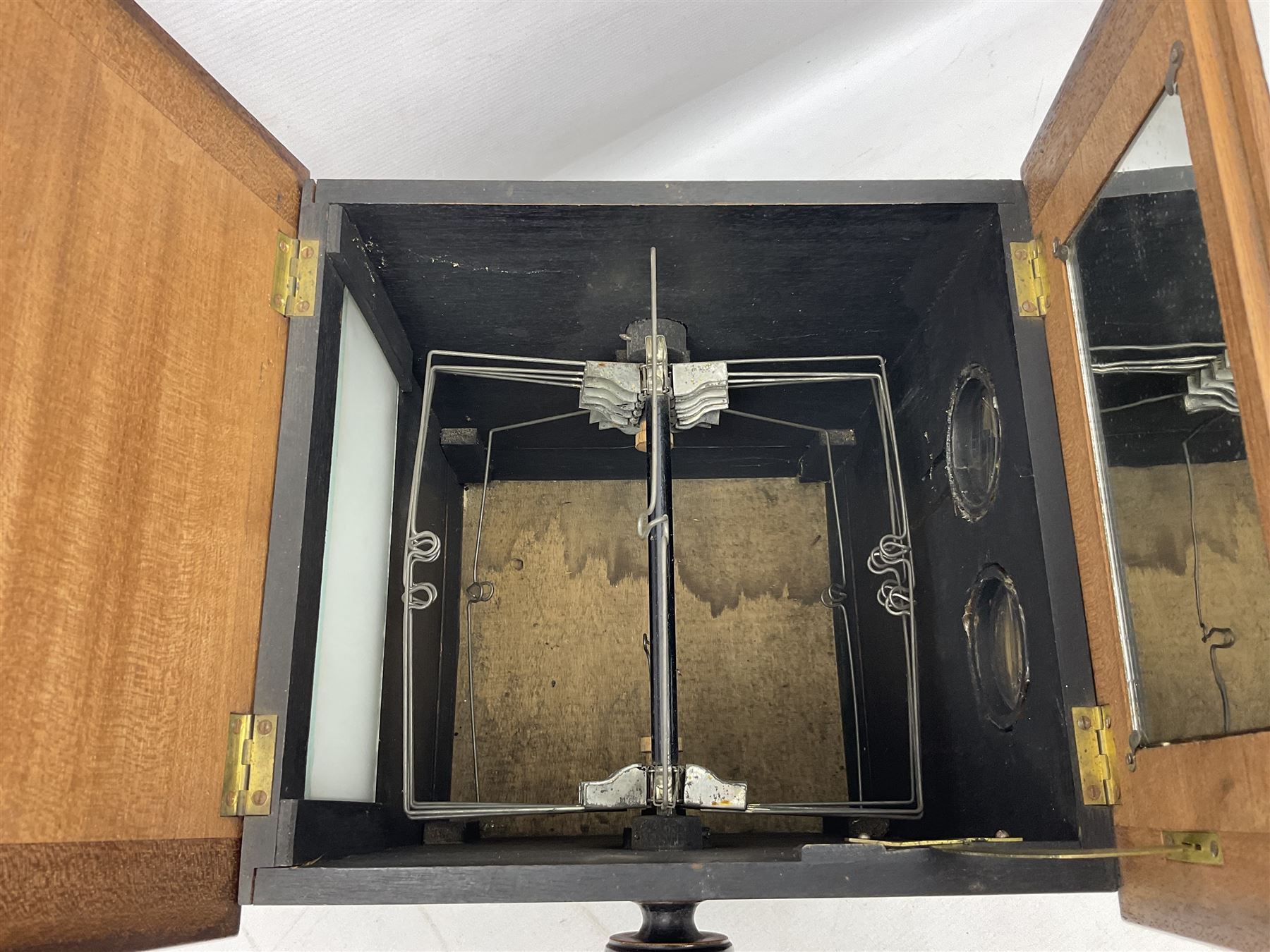 Mahogany tabletop Stereo viewer, with four Valentine Blancherd stereograph views of London, H32cm