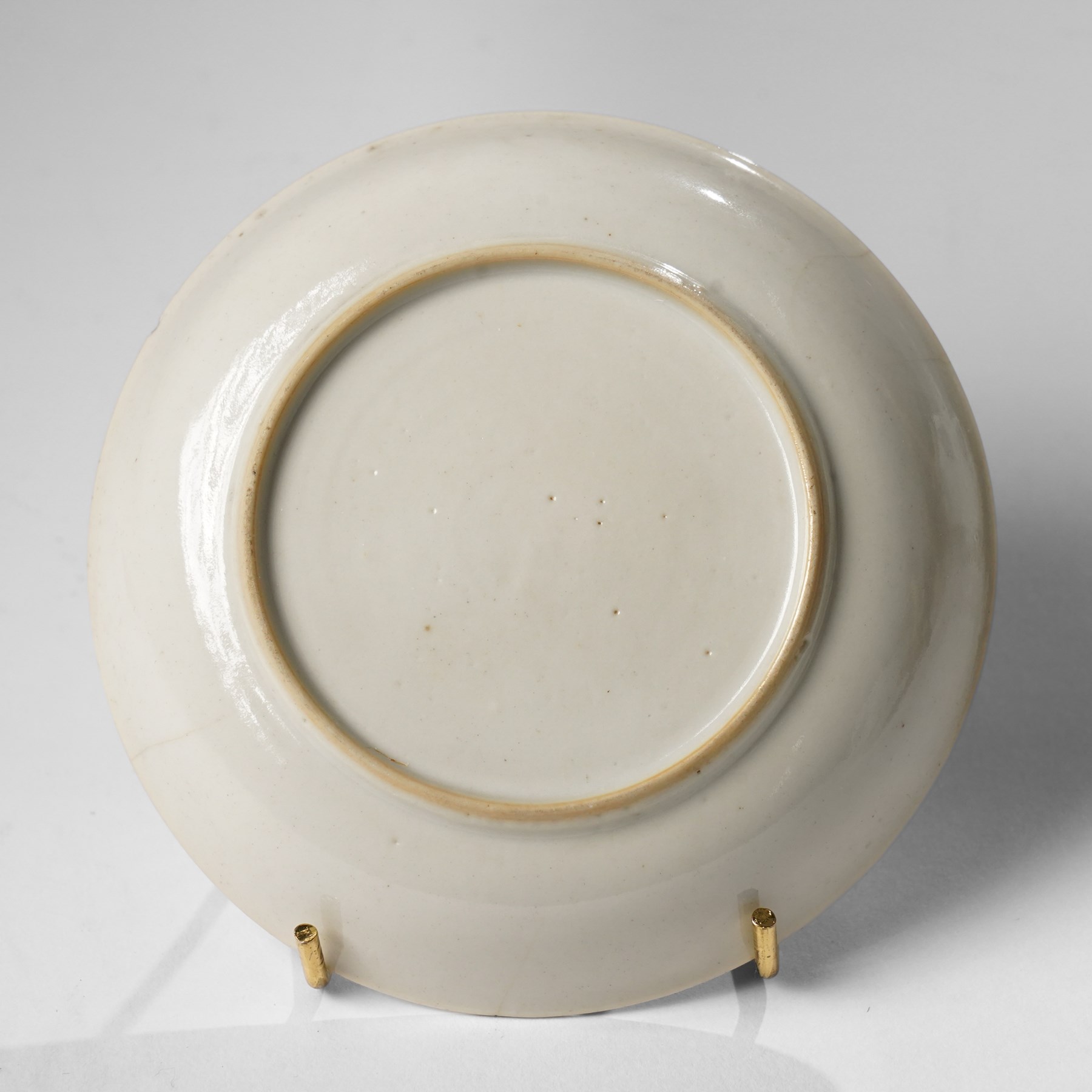 Chinese Yongzheng period coffee cups and saucer, painted in grisaille with figures in traditional landscapes and heightened in gilt (3)