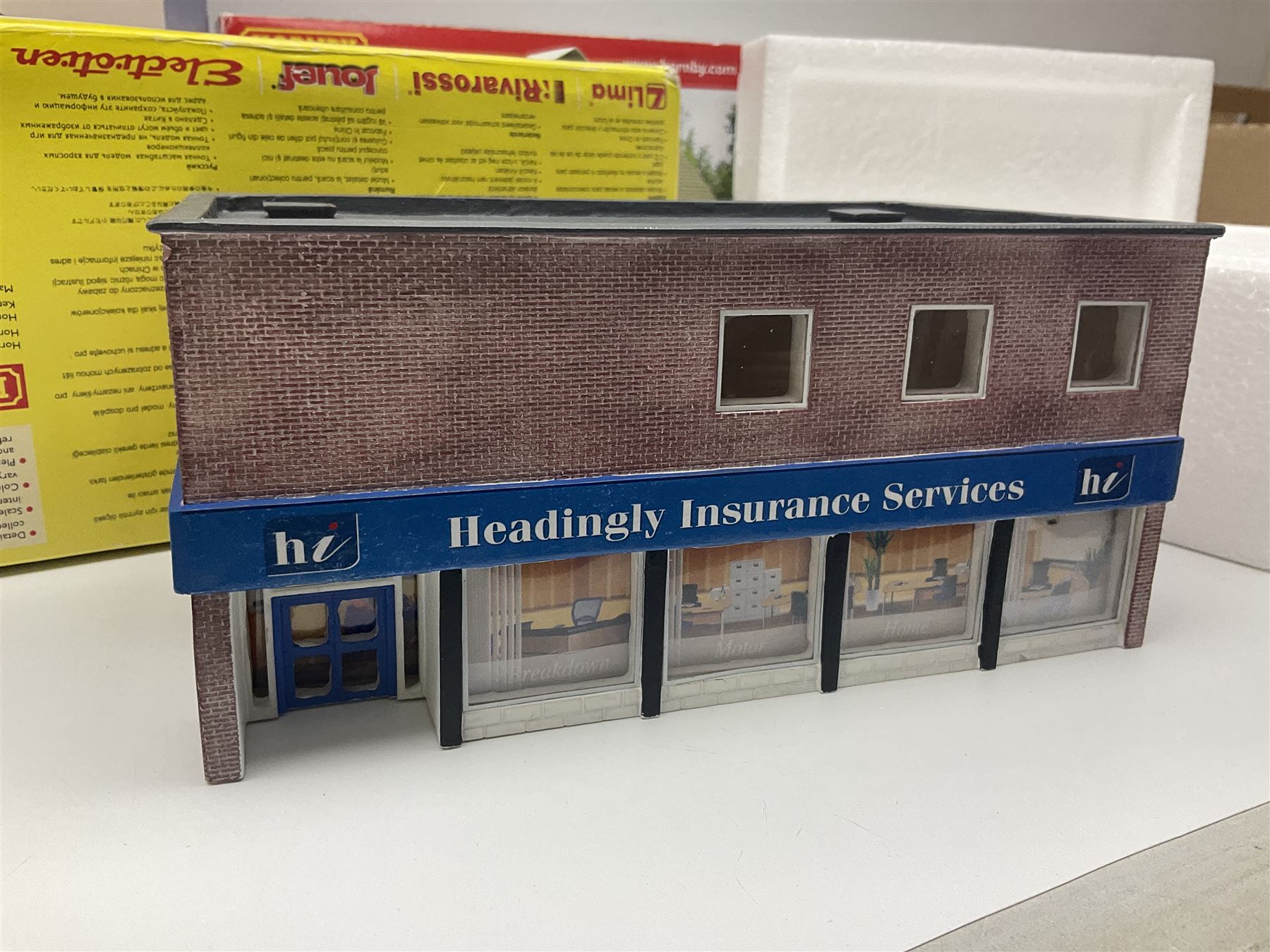 Hornby '00' gauge Skaledale/Bachmann Scenecraft - ten trackside buildings/accessories including 44-210 Low Relief Multi-Storey Car Park, R8737 Small Gasholder, R9667 GWR Engine Shed, R9674 Dent Snow Huts, R9709 'Headingly' Insurance Office, R8569 Canal bridge, R8584 Loading Bay Platform Pack, R8706 Retain Walls Slope 2 etc; all boxed (10)