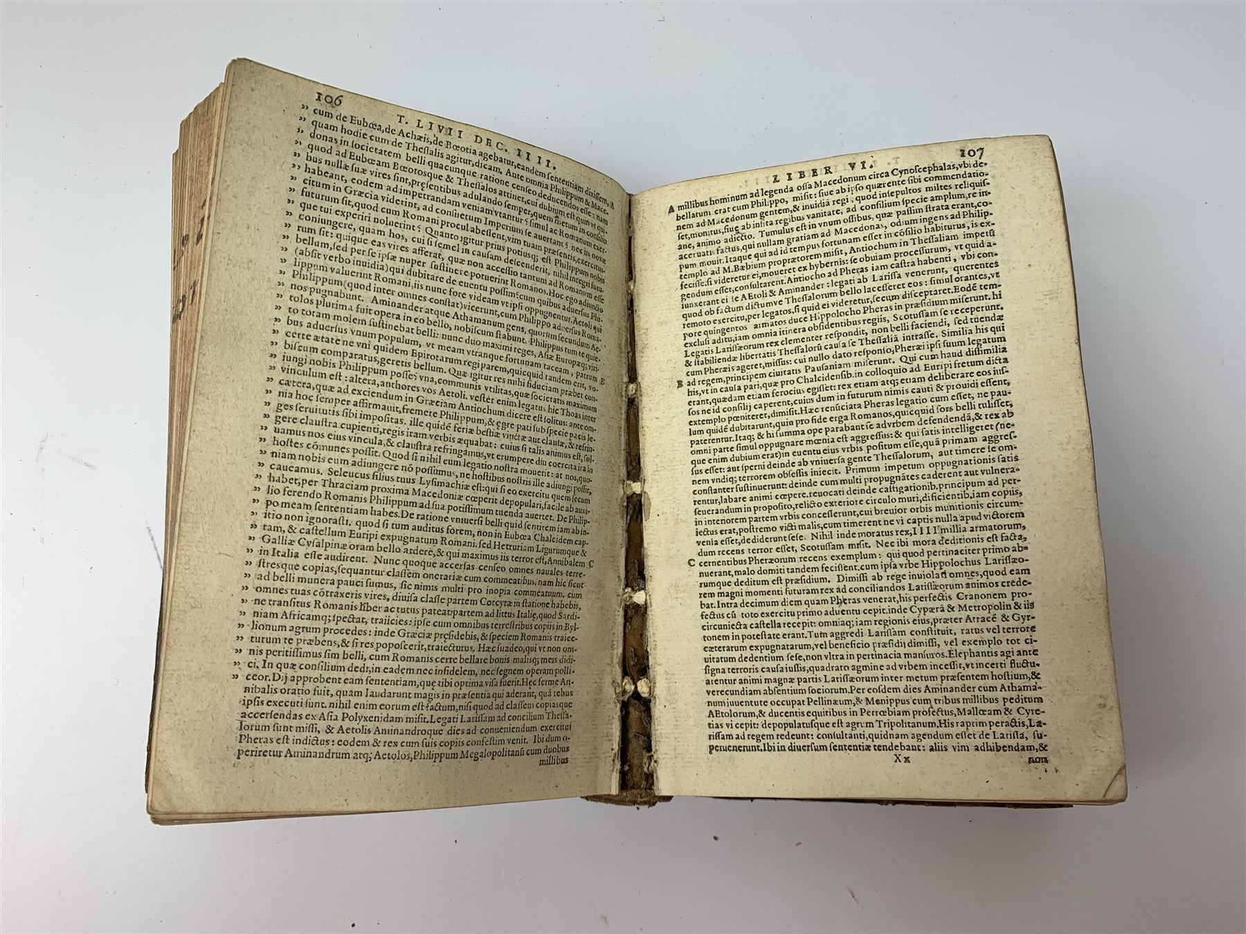 Titi Livii Patavini Romanae Historiae Principis, Libri Omnes, Quotquot Ad Nostram .... 1589. London Edmundum Bollifantum. Six parts in one. Latin. Engraved title page. Full calf binding with ribbed spine.