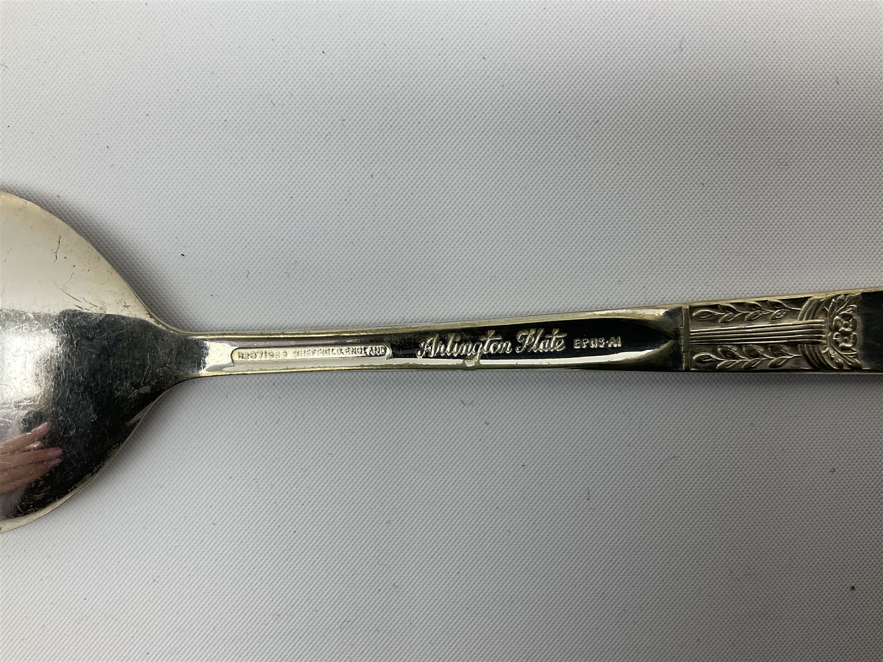 Oneida Community silver plated cutlery in the Mansion House pattern, comprising fithteen teaspoons, twelve soup spoons and six serving spoons together with matched cutlery, compromising fourteen forks, twentythree knives, twelve spoons, ten dessert spoons, one teaspoons,and a selection of other cutlery. 