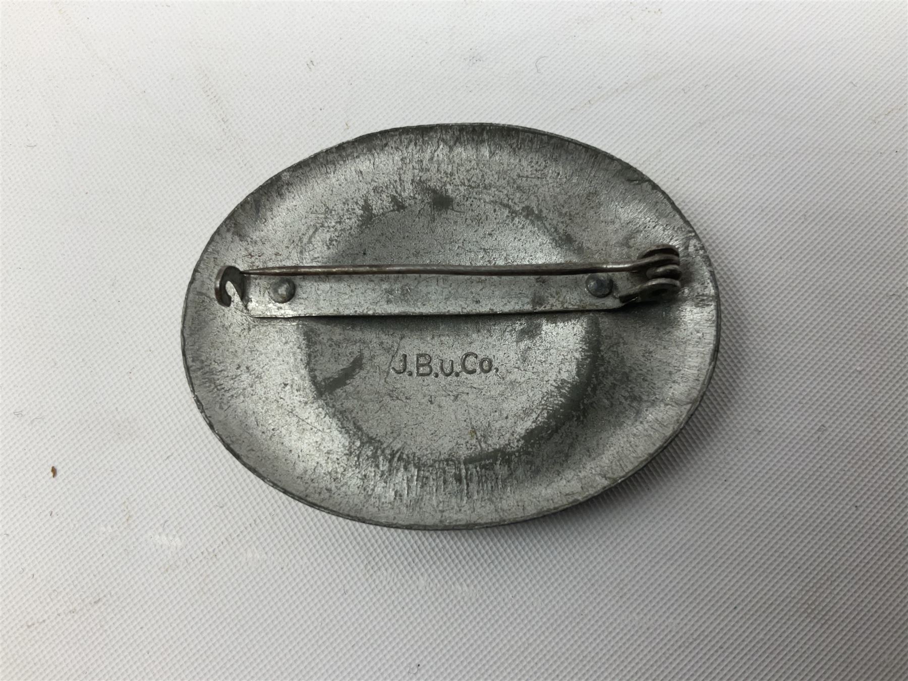 Two WW2 German Army Afrika Korps pith helmet metal side badges; RAD oval metal badge by J.B.u.Co.; WW1 German 1914-1915 bar brooch; and Nienburg War Veteren's Association badge (5)