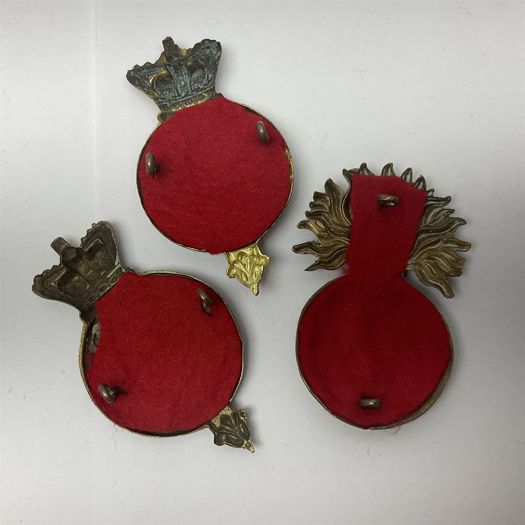 Fifteen cap badges of Irish interest including 4th Royal Irish Dragoon Guards, Connaught Rangers, Royal Irish, Munster and Dublin Fusiliers, 5th Lancers, Inniskilling Regt.,Leinster Regt., Irish Guards etc (15)