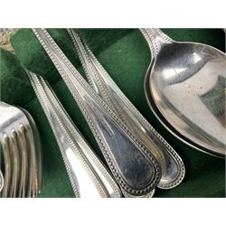 United Cutlers Sheffield silver-plate canteen of cutlery for six settings in oak case, L40cm