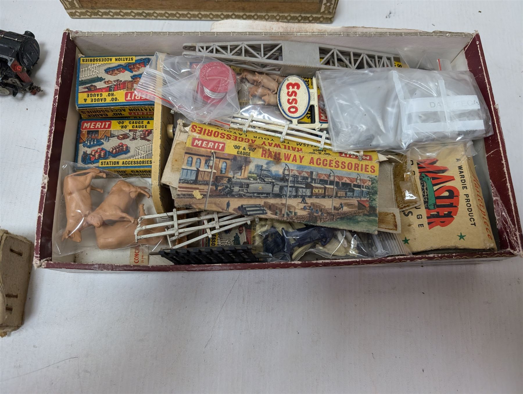 Collection of HO/OO gauge model railway accessories, including two locomotives, rolling stock etc 