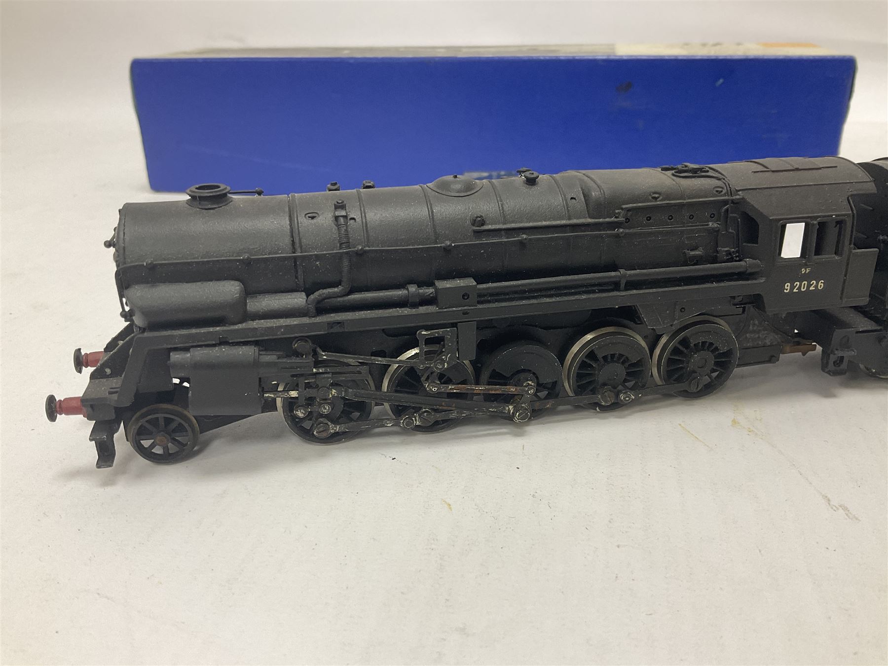 ‘00’ gauge - kit built S&DJR/LMS/BR 2-8-0 no.53807 steam locomotive and tender, finished in BR black with DJH Models box; with further kit built Standard Class 9F 2-10-0 steam locomotive and tender no.92026 finished in BR black (2) 