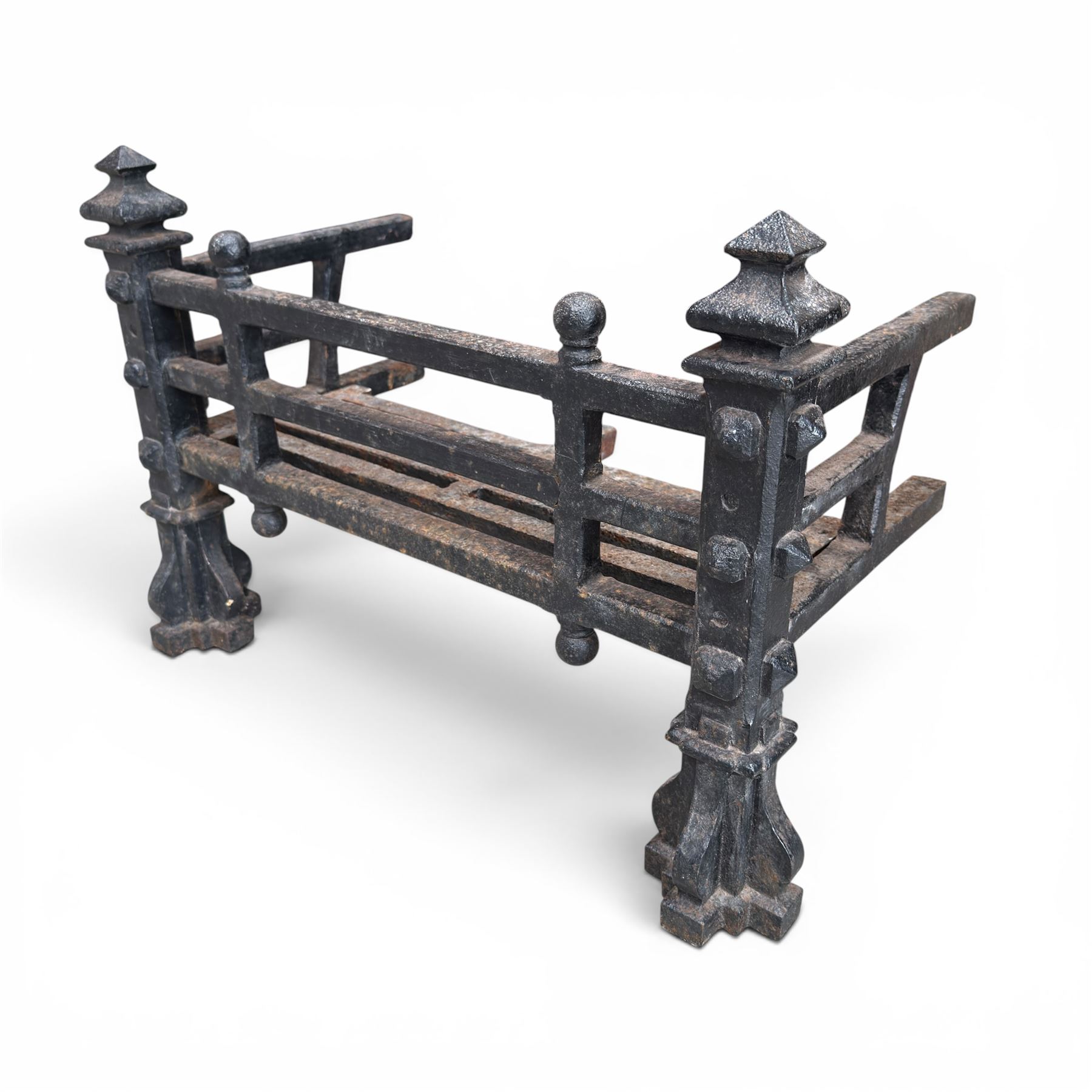Late Victorian cast iron fireplace grate with turned and pointed finials