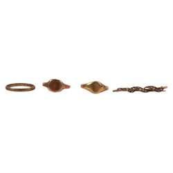 9ct gold jewellery including two signet rings, wedding band and a pearl brooch
