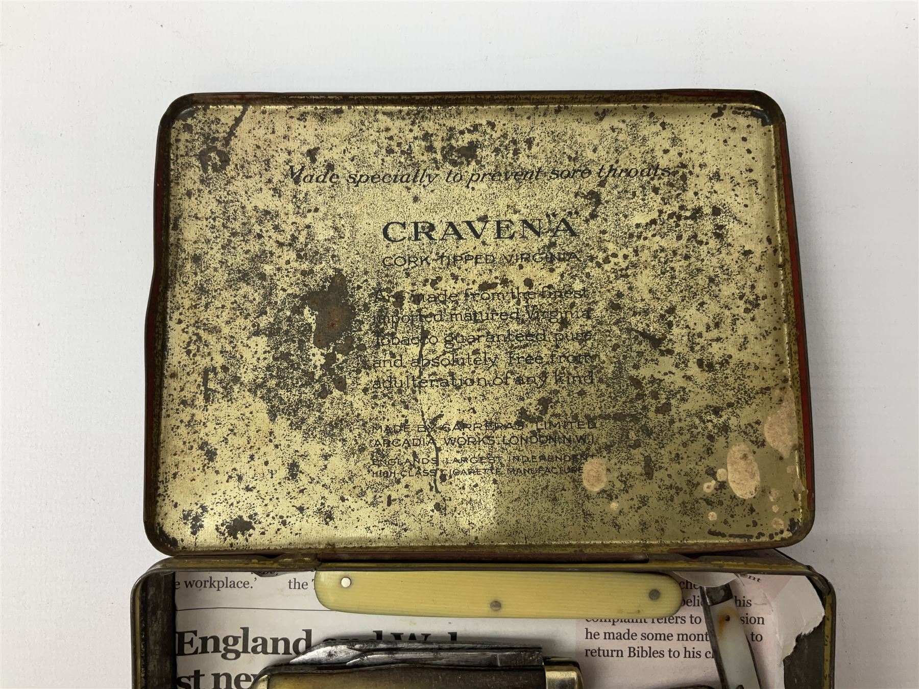 Veterinary fleams and other tools together with various veterinary books, including Hewthorn's Veterinary Guide, Farms and Farming - Vince, Veterinary Practice at Home, etc., and a collection of folding pocket knives, pen knives, hunting knife, etc.