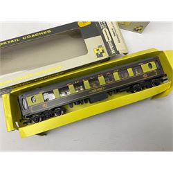 Wrenn '00' gauge - three Pullman passenger coaches 'Vera', 'Audrey' and 'Car No.86'; all boxed; and two 'Brighton Belle' 1st Class coaches Nos.S280S and S284S; both unboxed (5)