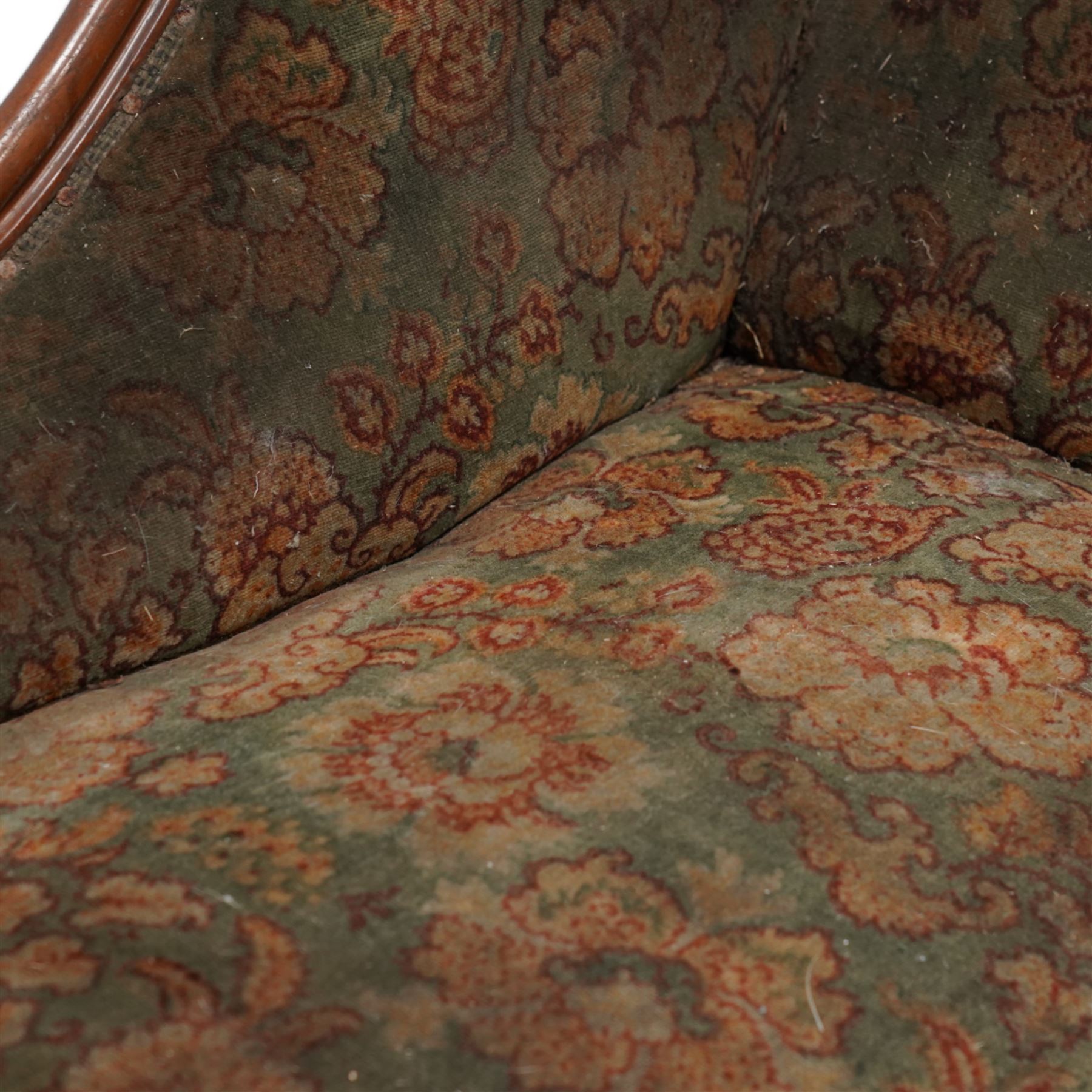 Mid-19th century mahogany chaise longue, shaped and rolled back carved and pierced with scrolling leaf decoration, upholstered in floral pattern fabric, on cabriole feet with brass and ceramic castors