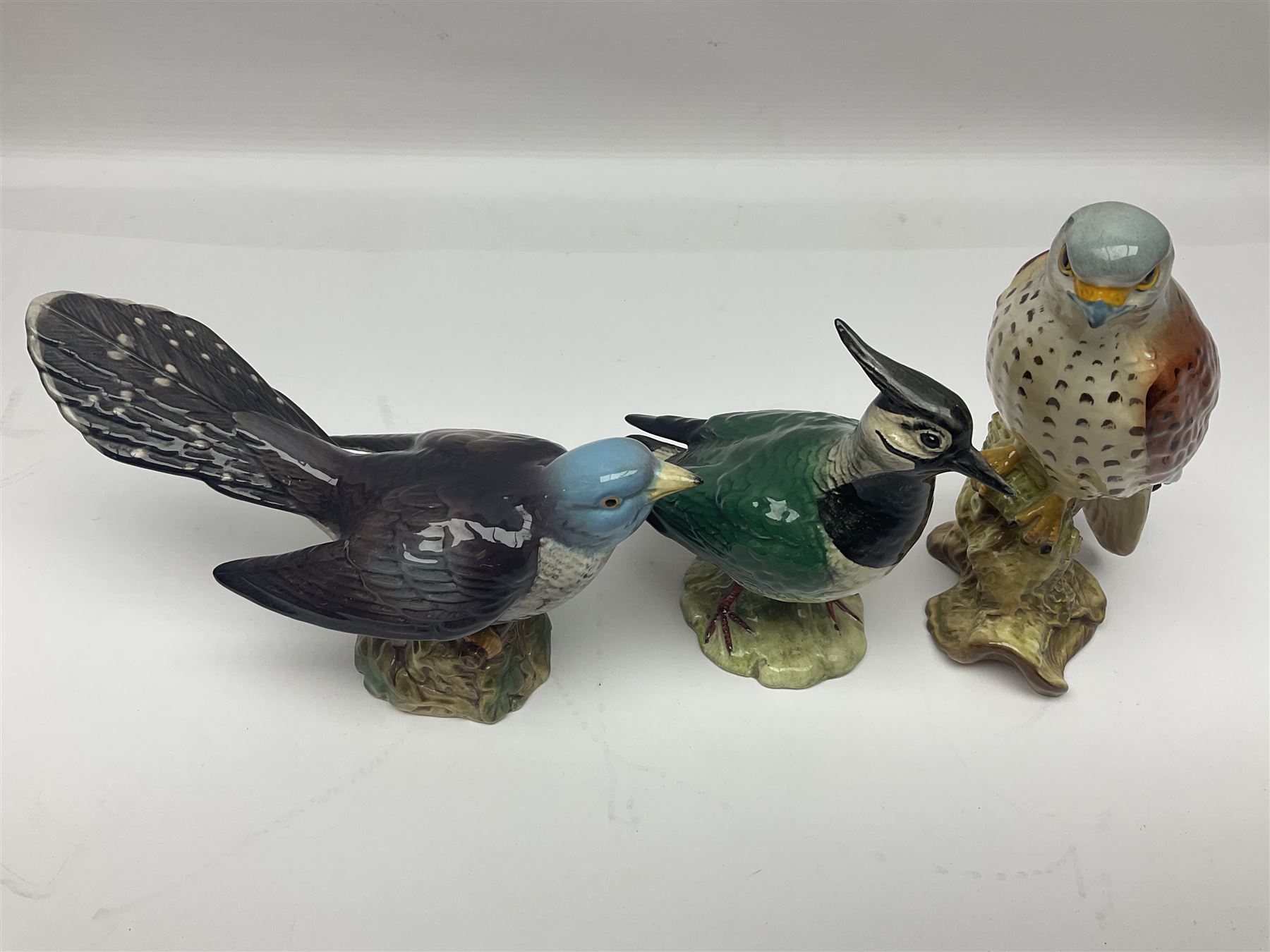 Collection twenty one of Beswick bird figures, to include Lapwing no 2416, Kingfisher no 2671, Red Pigeon 1383, Cuckoo no 2315, Nuthatch no 2418 etc
