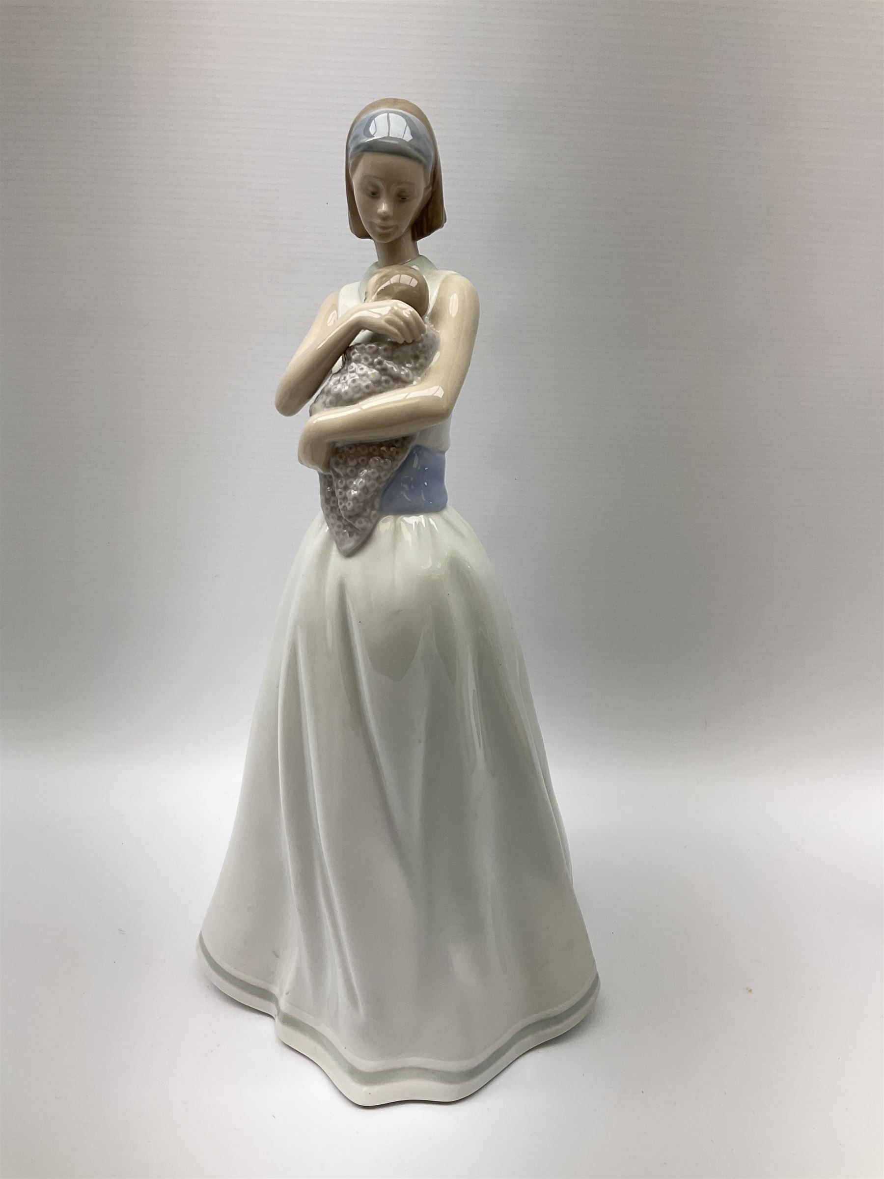 Collection of seven Lladro figures, including Seated ballerina with swan 6204, Childhood Dream 8129, Dancer 5050, reclining clown with ball alongside a selection of other figures. 