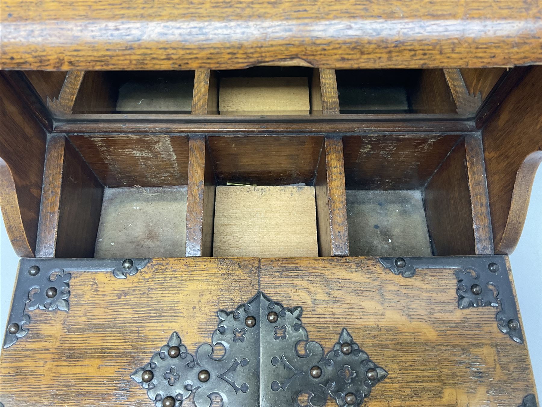 Victorian oak tantalus, mirrored high-back with recess for housing the decanters, behind a hinged box, with cribbage board to the concealed drawer below, marked Barman, London, H33cm, L37cm