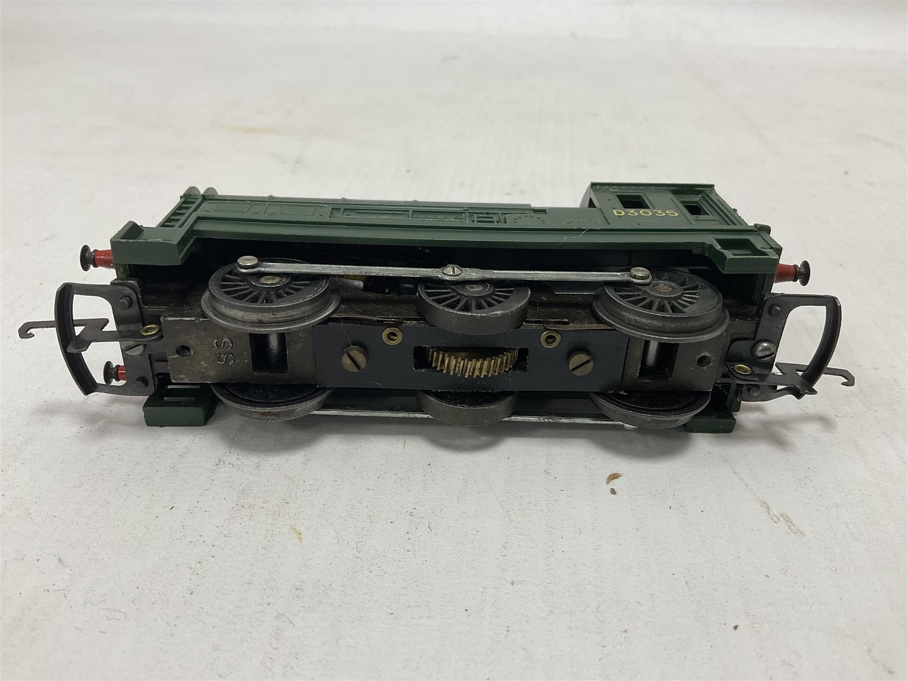 Various makers ‘00’ gauge - Hornby R758 Hymek Diesel Hydraulic B-B locomotive no.D7063 and R253 0-4-0 Diesel Dock Shunter no.3, in original boxes; Tri-Ang Class 08 0-6-0 Diesel Shunter no.D3035 and Class 37 Co-Co Diesel locomotive no.D6830; Jouef 843/E TEE SNCF no.CC40101 in electric red and grey (5)