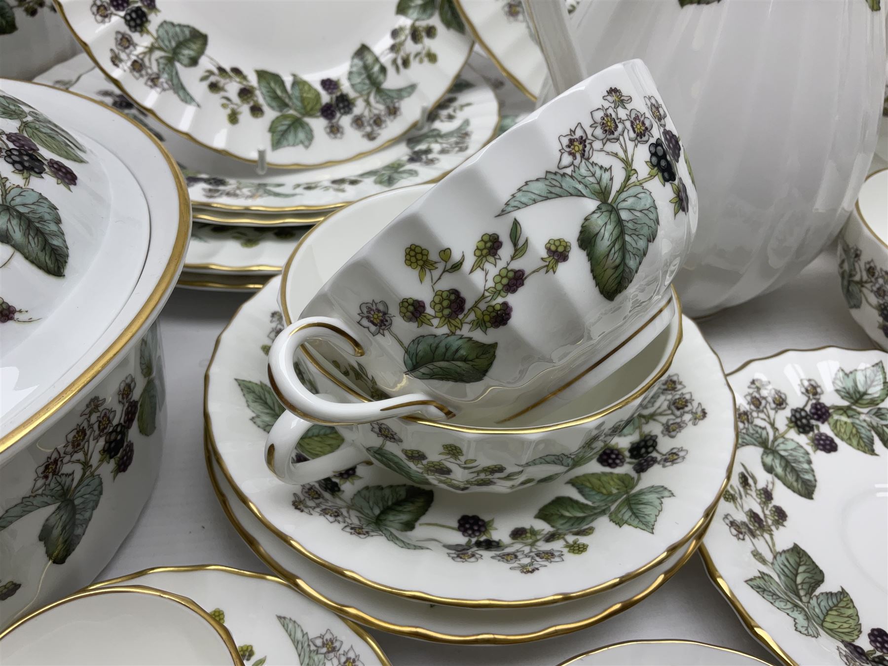 Royal Worcester Lavinia pattern dinner and tea wares comprising