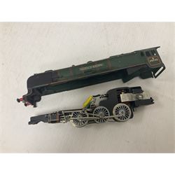 Hornby Dublo - five locomotives comprising Duchess Class ‘Princess of Montrose’ 4-6-2 no.46232 in BR green; Duchess Class ‘Duchess of Atholl’ 4-6-2 no.6231 in LMS crimson; Standard Class 4MT Stannier Tanks 2-6-4 nos.80054 and 80033 in BR black; Diesel Co-Co locomotive in BR green (no number); all loose (6) 