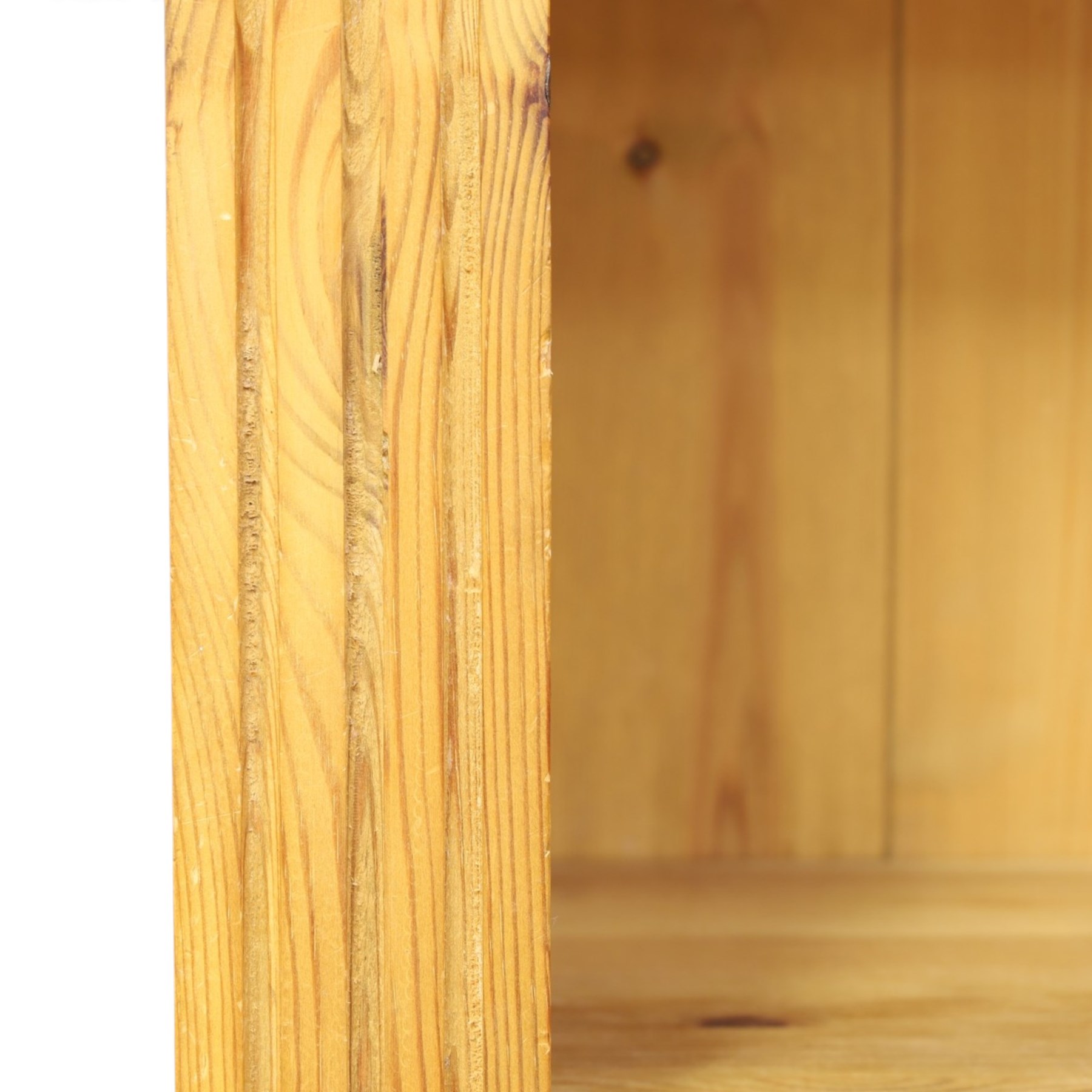 Traditional pine bookcase, projecting cornice with four fixed shelves (H 33cm, D 29cm), fluted sides, raised on a plinth base