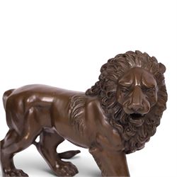 Pair of bronze lions, H24cm, L32cm