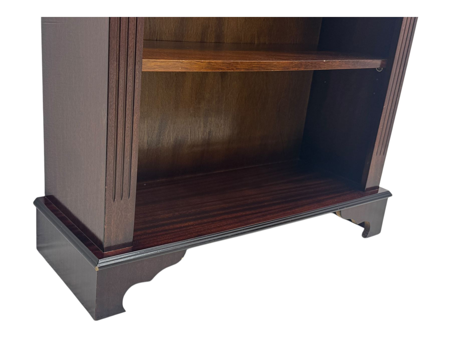 Early 20th century mahogany open bookcase, the rectangular top with dentil moulding, the sides with fluted decoration, fitted with five adjustable shelves, on ogee-moulded bracket supports