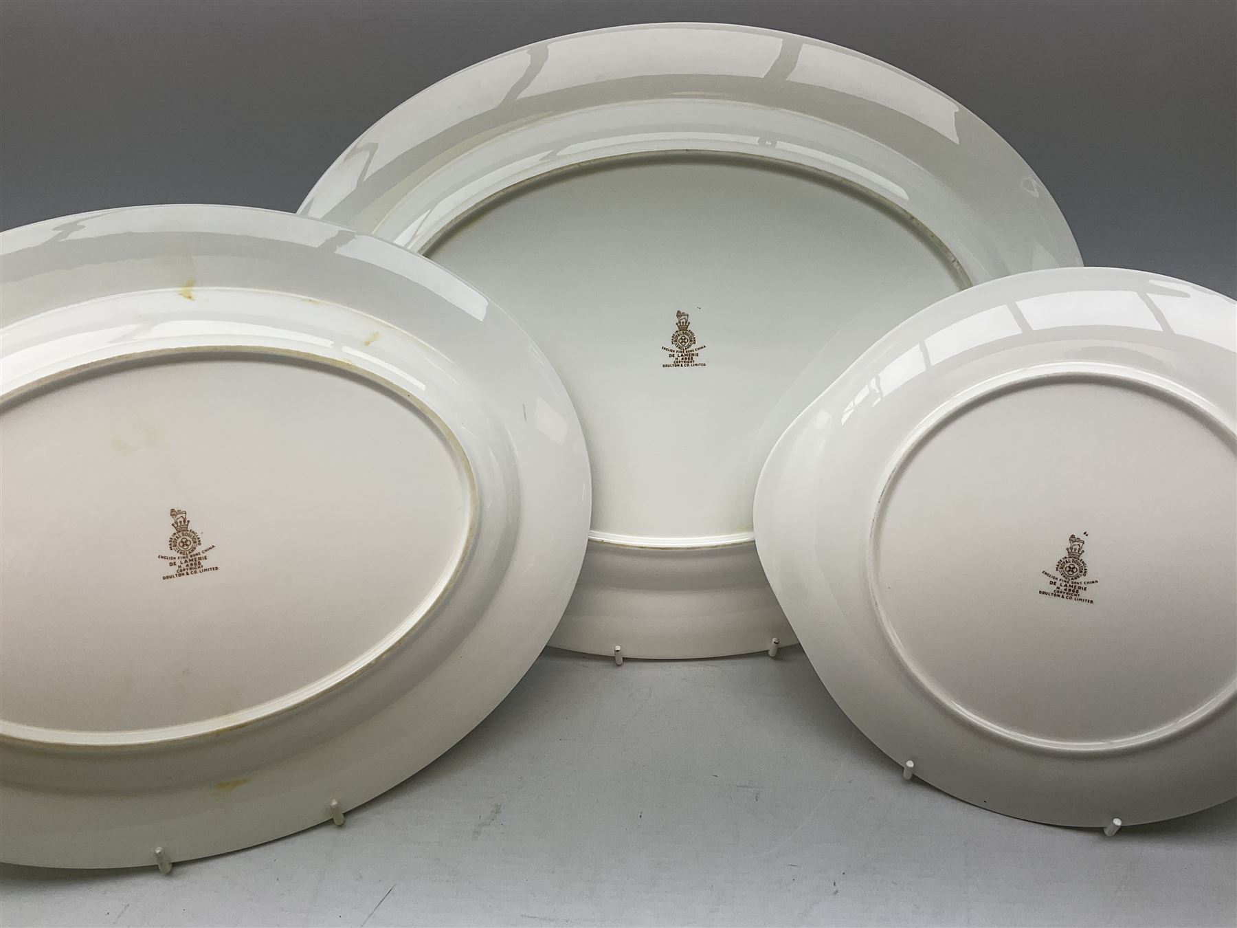 Royal Doulton De Lamerie pattern part tea and dinner service, including eight dinner plates, seven side plates, seven bowls, two serving platters, seven cups and saucers, milk jugs, sucrier, etc (58)