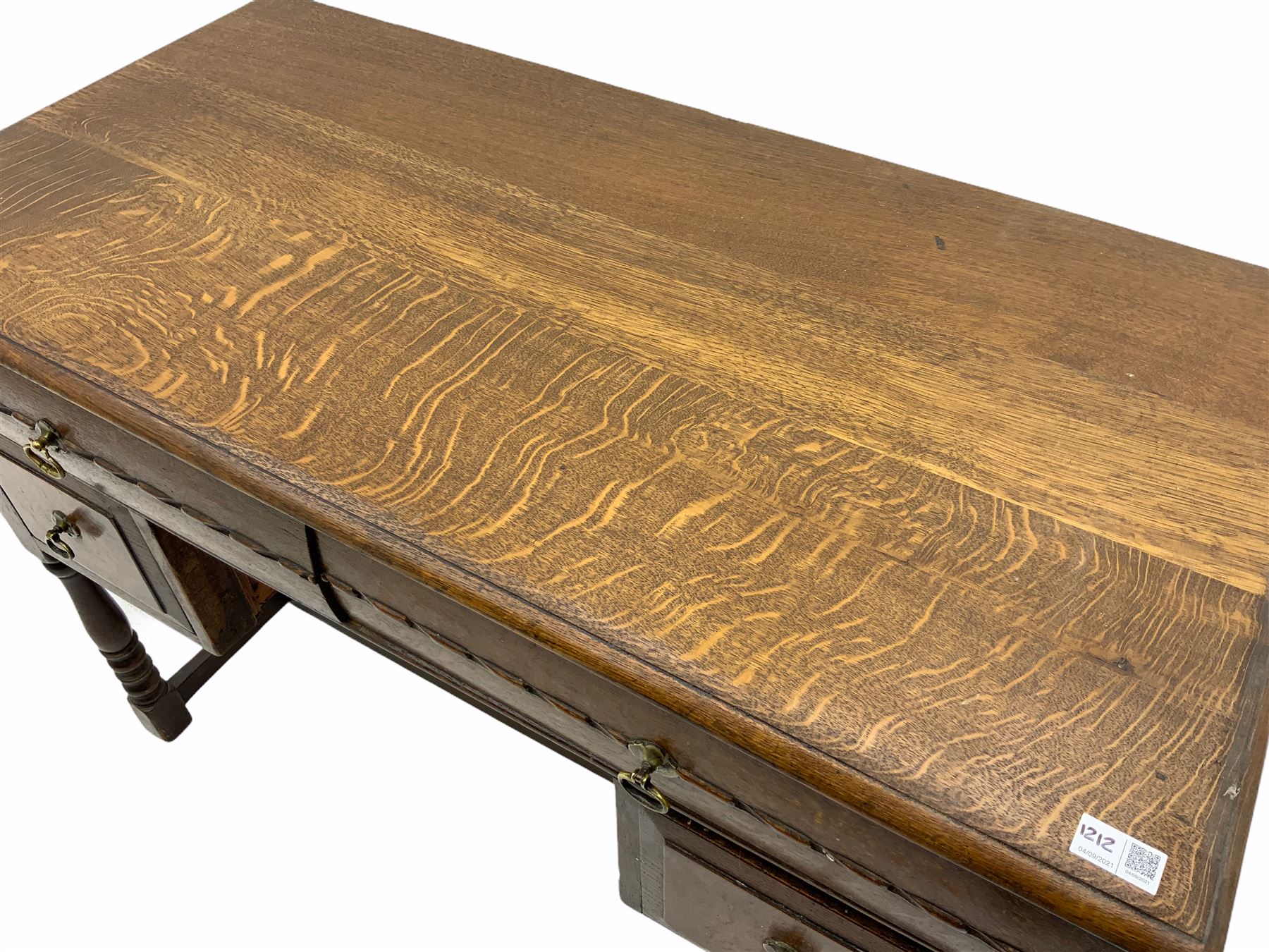 Mid 20th century figured oak bedroom furniture, comprising chest, fitted with five drawers; dressing table and double bedstead