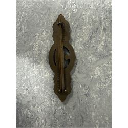 WWII German Kriegsmarine U-Boat combat clasp in bronze by Schwerin Berlin, with the original horizontal pin and catch fixing, makers mark to the reverse “ENTWURF PEEKHAUS AUSF SCHWERIN BERLIN 68” in original packaging